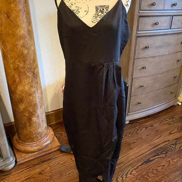 Gorgeous tulip hem dress. The mannequin does not do it Justice. Date night gem! - Picture 3 of 4